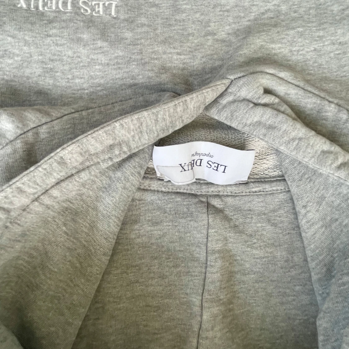 Grå hoodie från Les Deux - 3