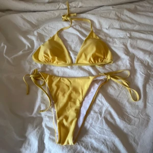 Somrig super fin gul bikini💕 - Jag säljer en super fin gul bikini,HELT OANVÄND! 💞i storlek M,skulle säga att de kan passa för liten L också. Jag säljer den för att den inte riktigt kommit till användning. Pris kan absolut diskuteras,jag köpte den för 125kr. Men de är ju från Shein så pris gå såklart att diskutera❤️