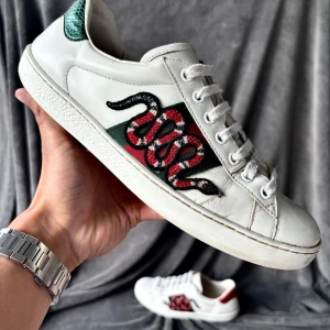 Gucci ace snake skor - Orginalstorlek: 7=41, fråga om innermått vid osäkerhet | ingår: endast skorna | fraktar spårbart eller möts upp i Täby📍