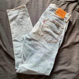 Levis 511 ljusblå jeans slim fit ljusblå! - Säljer ett par Levis 511 jeans i ljusblå tvätt. Storlek W32 L32! 
