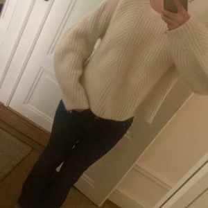 Vit  stickad tröja med breda ärmar🥰 - Säljer en supermysig vit  stickad tröja med breda och långa ärmar☀️