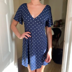 Mörkblå prickig kortklänning med öppen rygg - Fin klänning💙