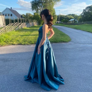 Polargrön satin klänning  - Hej! Säljer min satinklänning i färgen polargrön. Den är använd endast 1 gång och är i jättefint skick. Stl 32. Pris kan diskuteras vid SNABB affär!!! Mer info=skicka dm 🥰