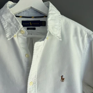 Ralph Lauren Skjorta  - Mycket bra skick, inga defekter! Storlek S slim fit. Nypris ca 2000kr. Skriv för mer information🤝