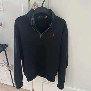 Ralph lauren half zip - Fet tröja som är sparsamt använd i storlek xs | säljer då den är för liten för mig | kom privat för frågor eller fler bilder!😀
