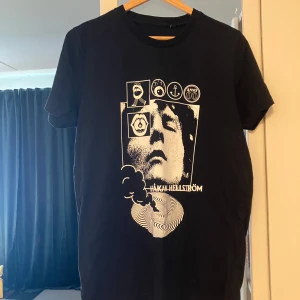 Håkan Hellström T-shirt - Håkan Hellström Officiell T-shirt beställd från shop.hakanhellstrom.se. Finns inte längre på hemsidan. Bara använd ett par gånger. 
