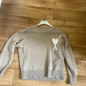 Ami Paris tröja  - Säljer min beiga ami Paris tröja, den är sällan använd och har inga defekter. Nypris runt 4000. Storlek M. Köparen står för frakten men jag kan även mötas upp, pris kan diskuteras vid en snabb affär 