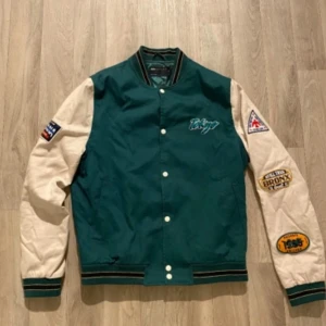 Varisty jacka - Collage/varsitt jacka från asos, strlk S, aldrig använd, start pris 300kr *köparen står för frakten*