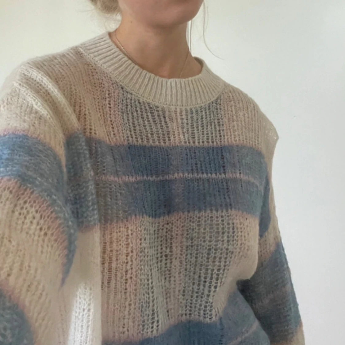 Randig stickad tröja i pastell - 2