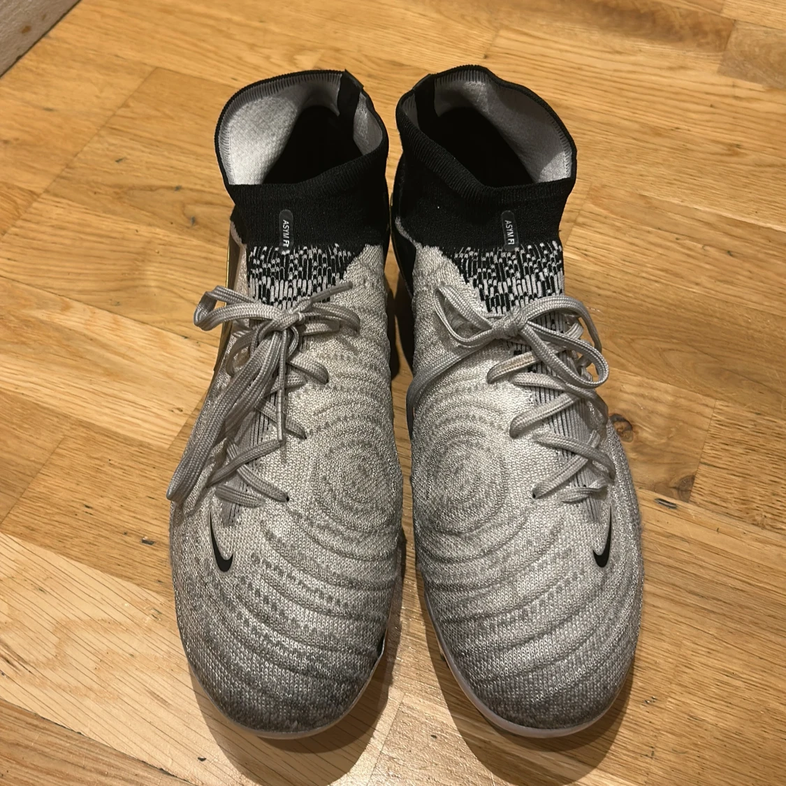 Nike Gripknit grå/svarta fotbollsskor