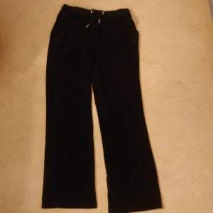Svarta Juicy Couture byxor - Svarta mjukisbyxor från Juicy Couture i storlek xs men funkar även som storlek s. Säljs för använder inte längre, men bra skick