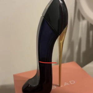 Good Girl parfym från Carolina Herrera - Säljer en Good Girl parfym från Carolina, det är en 30ml flaska och mindre än halva är använd. Pris kan diskuteras vid snabbköp!