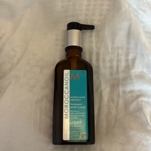Moroccanoil  - Säljer min moroccanoil light som jag har använt några få gånger som ni ser på sista bilden. Säljer för jag inte använder den så mycket och behöver pengar. 💗💗 Köpte den för 540kr i london vet inte om det är samma pris i Sverige. 💗❤️ Oljan är för tunt eller medel hår❤️ Storleken är 100ml❤️