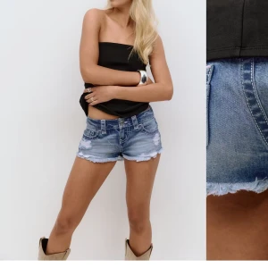 GINA 14+ jeans shorts  - Säljer i både xs och i s pågrund av att båda var förstora.                                                                                Bara testade och lappen finns kvar i de säljer de styck via så de är bara att skriva till mig så lägger ja upp i s också