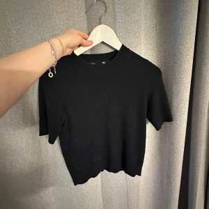 Svart och vit stickad kortärmad tröja - Köp en och få den andra på köpet🥰