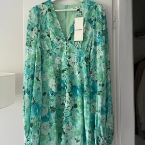 Klänning Adoore  - Säljer denna klänning från Adoore, aldrig använd. Storlek 34.