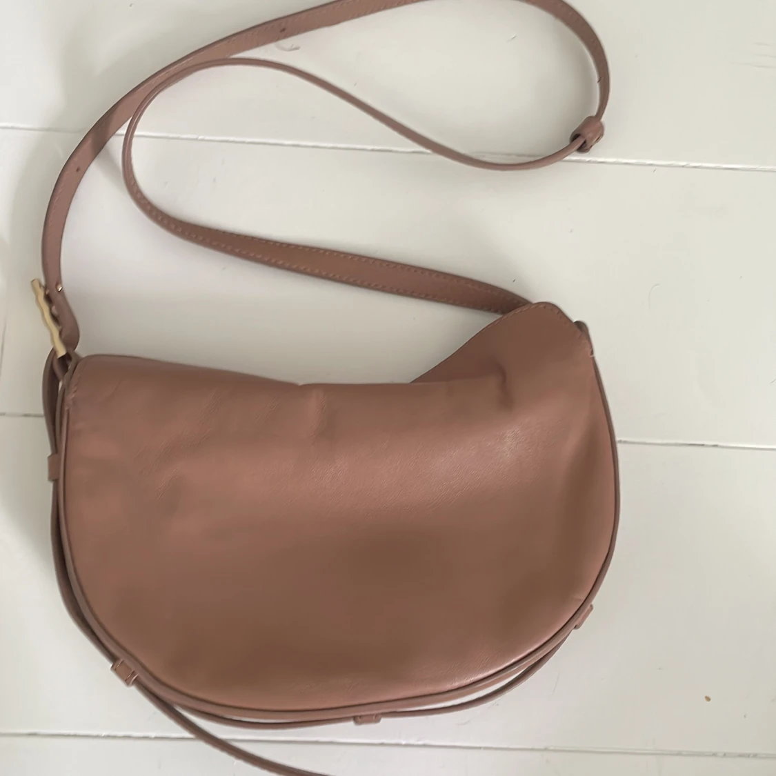 Beige axelväska från other stories - 1