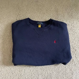 Mörkblå sweatshirt från Ralph Lauren - Säljer en jätte snygg mörkblå Ralph Lauren sweatshirt. Tröjan är i toppen skick med inga skador eller några defekter. Skriv till mig vid frågor