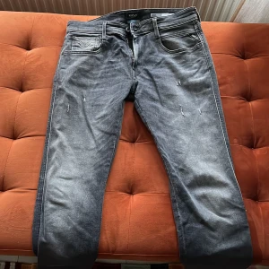 Replay Anbass grå jeans - Tja! Säljer nu ett par helt nya replay jeans som aldrig har använts, de är storlek 32/32 och är slimpassform, nypris 1999 kr, vid fundering tveka inte att höra av dig👍