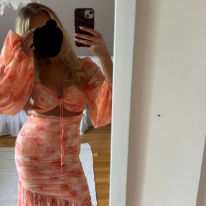 Adoore klänning  - säljer denna superfina adoore klänningen som bara är använd 1 gång ! Den är i nyskick och tror inte den säljs längre på adoores hemsida 💖💖 nypris: 1500kr