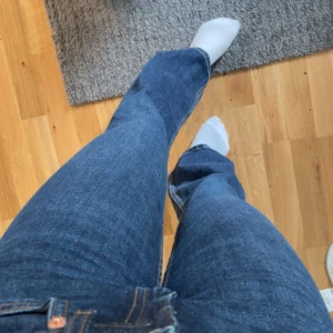 Blå bootcut jeans från 157 Low Boot - Snygga mörkblå jeans från 157 i modellen Low Boot. Jeansen har låg midja och bootcut-ben som ger en schysst siluett. Klassisk femficksmodell med dragkedja och knapp. Perfekta till sneakers eller boots.