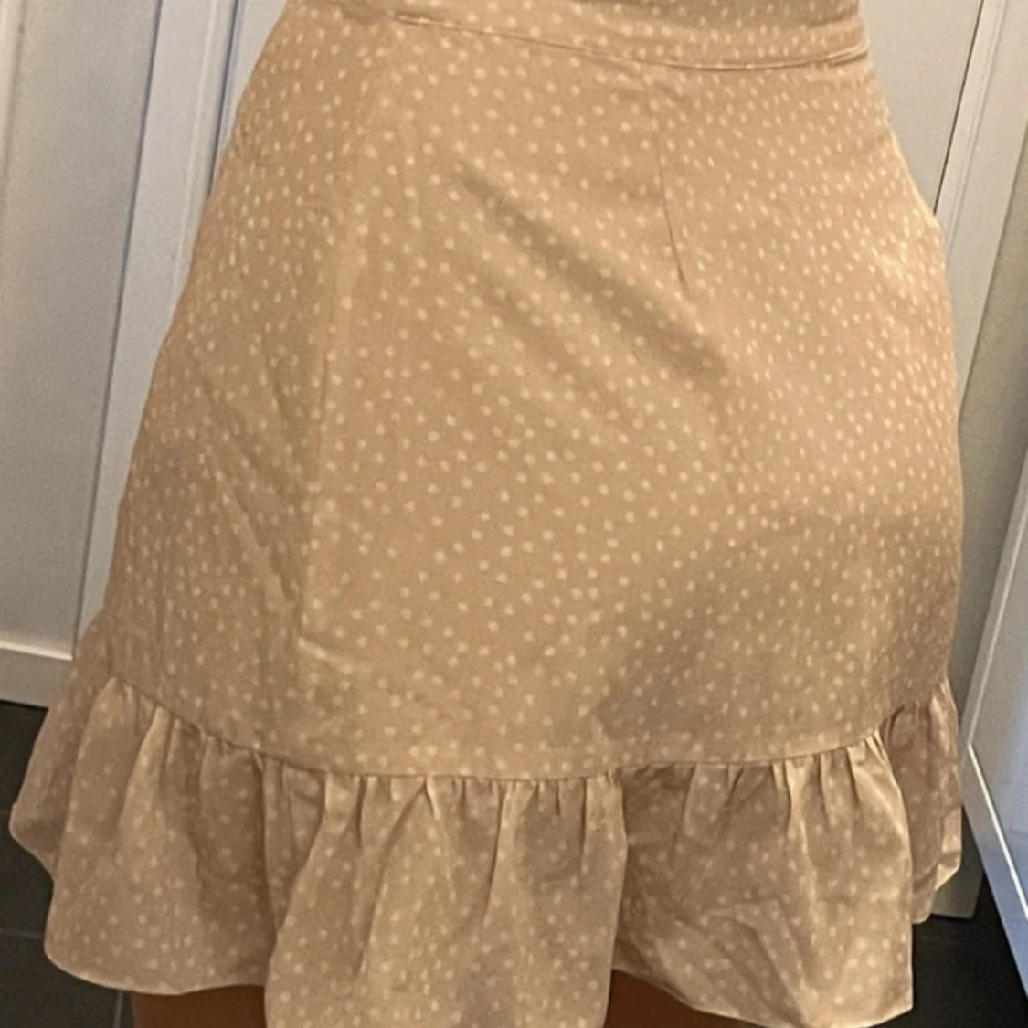 Beige prickig omlottkjol med volang - 1