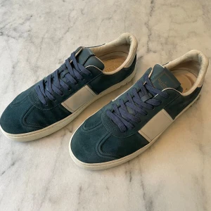 Valentino Flycrews ljusblå Mocka - Säljer ett par Valentino Flycrews ljusblå Mocka. Dom är i stl 43 passar 43-44. Passar perfekt nu till sommaren både som vardags skor men även som fin skor. Retail 5.700kr mitt pris 2.599 kr. Skick 7-10 finns täcken på användning men i bra skick (saknar 2 nitar på den högra skon och 3 på den vänstra, syns på bilderna).