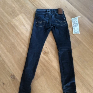  Replay anbass  - Säljer nu mina slim fit replay anbass i storleken 29/34 pga dem inte används dem är köpta på nk och kostar 1600 nya dem är i grymt skick bara en liten defekt på knät man inte kan se om man inte kollar riktigt noga. Dem är mörkblåa med orange sömmar. För mer bilder eller frågor så  är det bara och skicka ett meddelande.