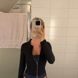 Svart ribbad kofta med dragkedja - Säljer min tunna kofta från Hm i storlek s då den inte har kommit till användning. 💕använd fåtal gånger. 