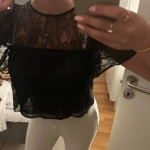 Spets blus - Söt spetsblus från Zara.