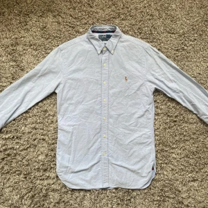 Ralph lauren skjorta  - Säljer denna rikigt snygga Ralph lauren skjortan!⭐️Storlek S / SLIM FIT!🤝Skick : 9,5/10!👍Hör gärna av er om ni har funderingar!🙌