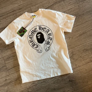 Vit Chrome hearts Bape t-shirt - Bape chrome hearts Perfekt för sommaren. Alla tags är kvar. Kontakta för mer info🤠 påsen inkluderas