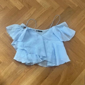 Blå topp - Säljer blus från zara. Använd ett fåtal gånger 