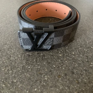 rutig skinnbälte - Säljer detta feta bältet för rimligt pris. Seljer pga att jag inte gillar stilen