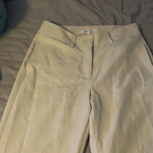 Beiga raka kostymbyxor från Only - Snygga beiga kostymbyxor från Only med rak passform. I storlek 34 