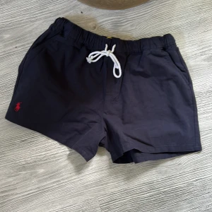 Ralph lauren shorts  - Ett par snygga marinblå Ralph lauren shorts,storlek M men för korta skulle jag säga. Helt nya och inte andvända. Perfekta för sommaren.  Vid frågor skriv gärna ;)   MVH Emric 
