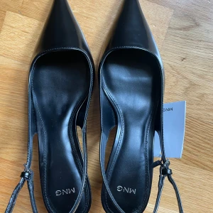 Svarta pumps med spetsig tå från Mango - Svarta låga spetsiga klackskor från Mango. Slutsålda och aldrig använda med prislapp kvar💗