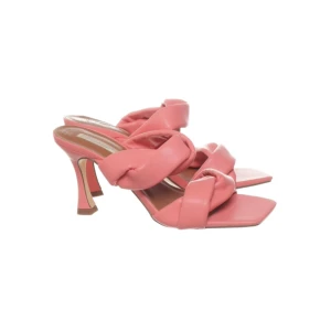 Rosa klackade sandaler från Primark - Säljer ett par trendiga rosa sandaler från Primark med flätade remmar och fyrkantig tå. Skorna har hög klack och är tillverkade i syntetmaterial. Perfekta för dig som vill sticka ut med en färgklick och cool design.