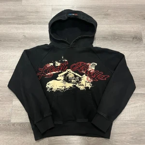 Svart hoodie Lost Boys - Svart hoodie från Lost Boys med stor huva och fett tryck framtill i rött och beige. Rikigt skön hoodie som är sparsamt använd, inga märken, hål eller andra skavanker. Bara att höra av sig vid frågor😊
