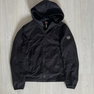 Colmar Jacka  - Tja säljer nu en vattentät vindjacka från Colmar i Storlek 46 (XS/S) för endast 889kr! Pris är ej hugget i sten, hör av er i dm vid funderingar 🙌