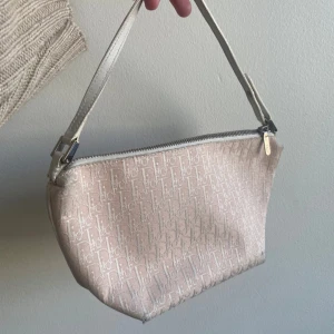  Dior väska  -  Dior med ikoniskt monogrammönster över hela väskan. Perfekt för dig som vill ha en classy och trendig accessoar med lyxig känsla. Rosa handväska med Dior-mönster. Serienummer på en av bilderna. Köpt på Vestiaire och är granskad av experter. Super fin kolla skicket innan köp jag har lagt upp bilder på hela väskan. Lite slitage förkommer. Säljs för över 10 000kr  ej retur 
