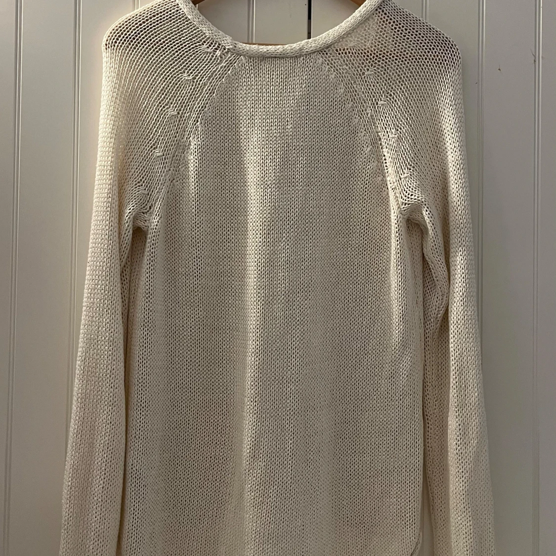 Vit stickad tröja med v-ringning - 1