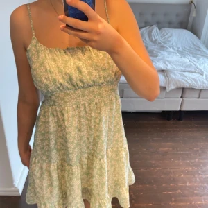 Klänning  - Den är använd men är fortfarande i ett bra skick.