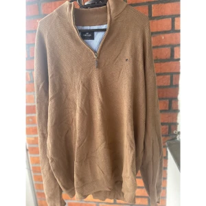 Beige stickad half zip-tröja Park Lane storlek XL -  beige stickad tröja från Park Lane med half zip och hög krage. Tröjan har ett diskret broderat logomärke på bröstet och är långärmad storlek saknas med skulle säga att den passar L/ XL.
