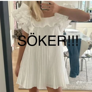 Vit plisserad volangklänning - SÖKER DENNA KLÄNNING FRÅN ZARA. STORLEK XS/S/M