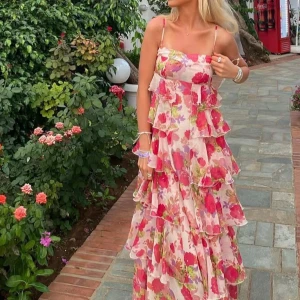 Blommig lång klänning - Super fin men kommer inte till använding längre, jätte fint skick. 