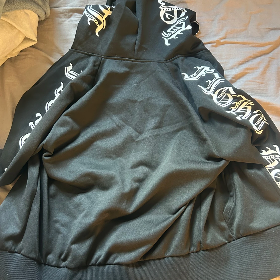 Svart hoodiejacka med tryck  - 1