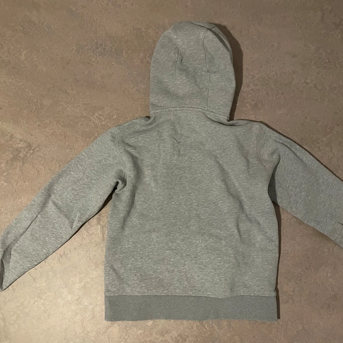 Grå hoodie från Sail Racing - 1