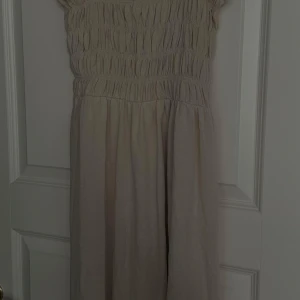 beige klänning från H&M - superfin beige klänning från H&M. justerbara axelband. når till strax ovan vaderna på mig, 160 ish ❤️‍🔥