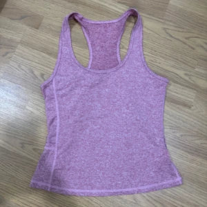 Linne / träning  - Träningslinne i stl S som är i väldigt bra skick säljs för 50 kr. 